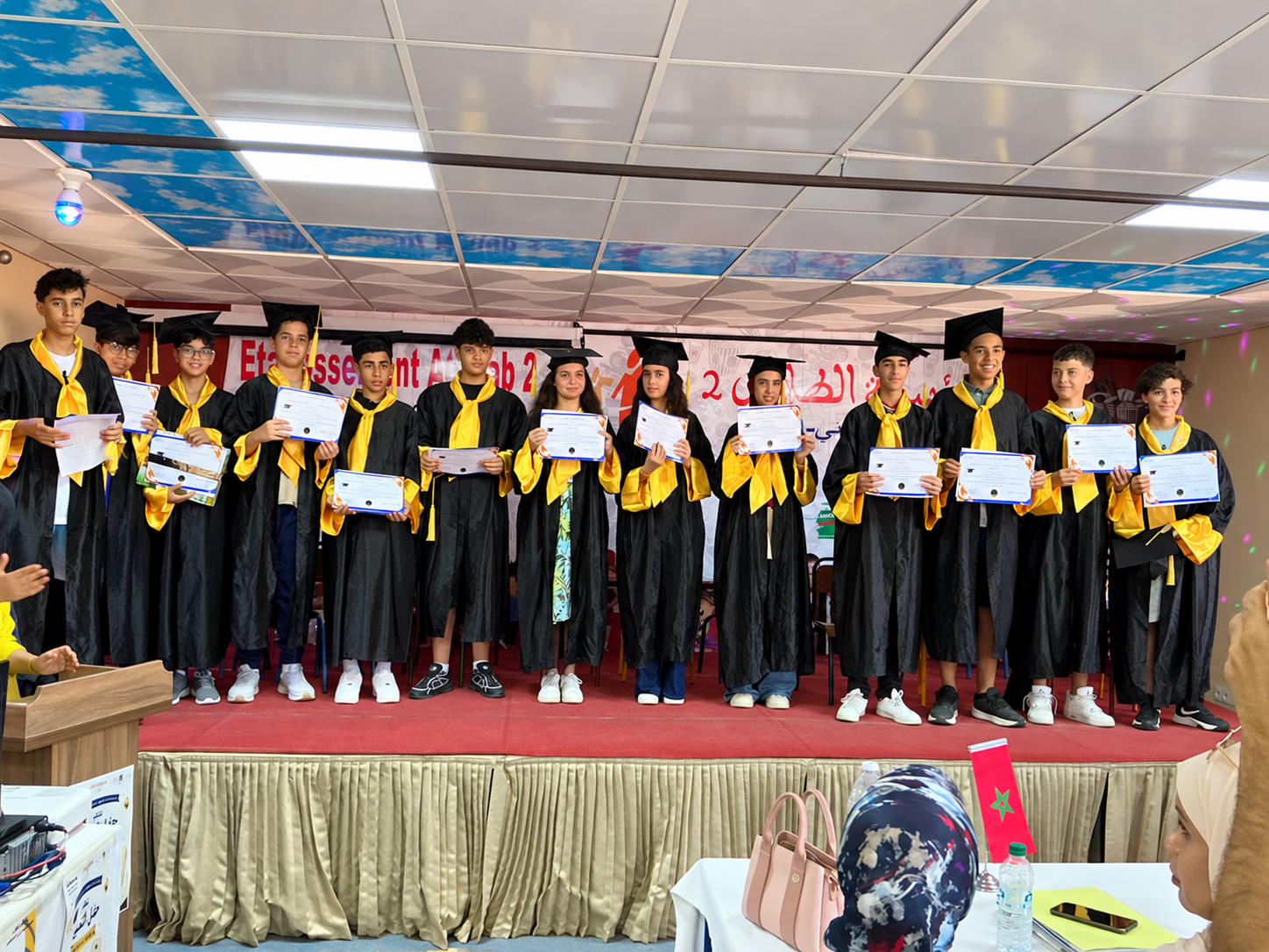 Élèves du collège travaillant en classe à Attolab 2