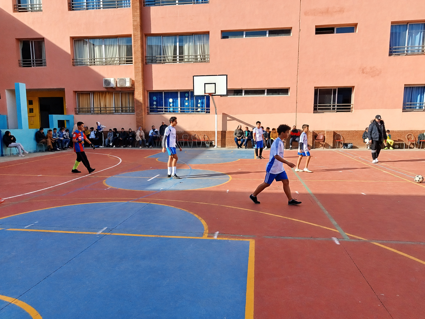 Match de football dans la cour de l’école