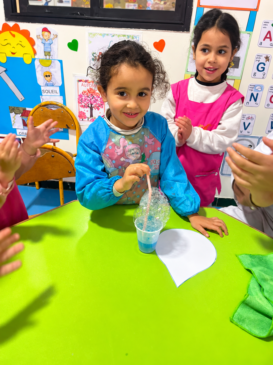 Détail d’une activité créative et sensorielle en maternelle