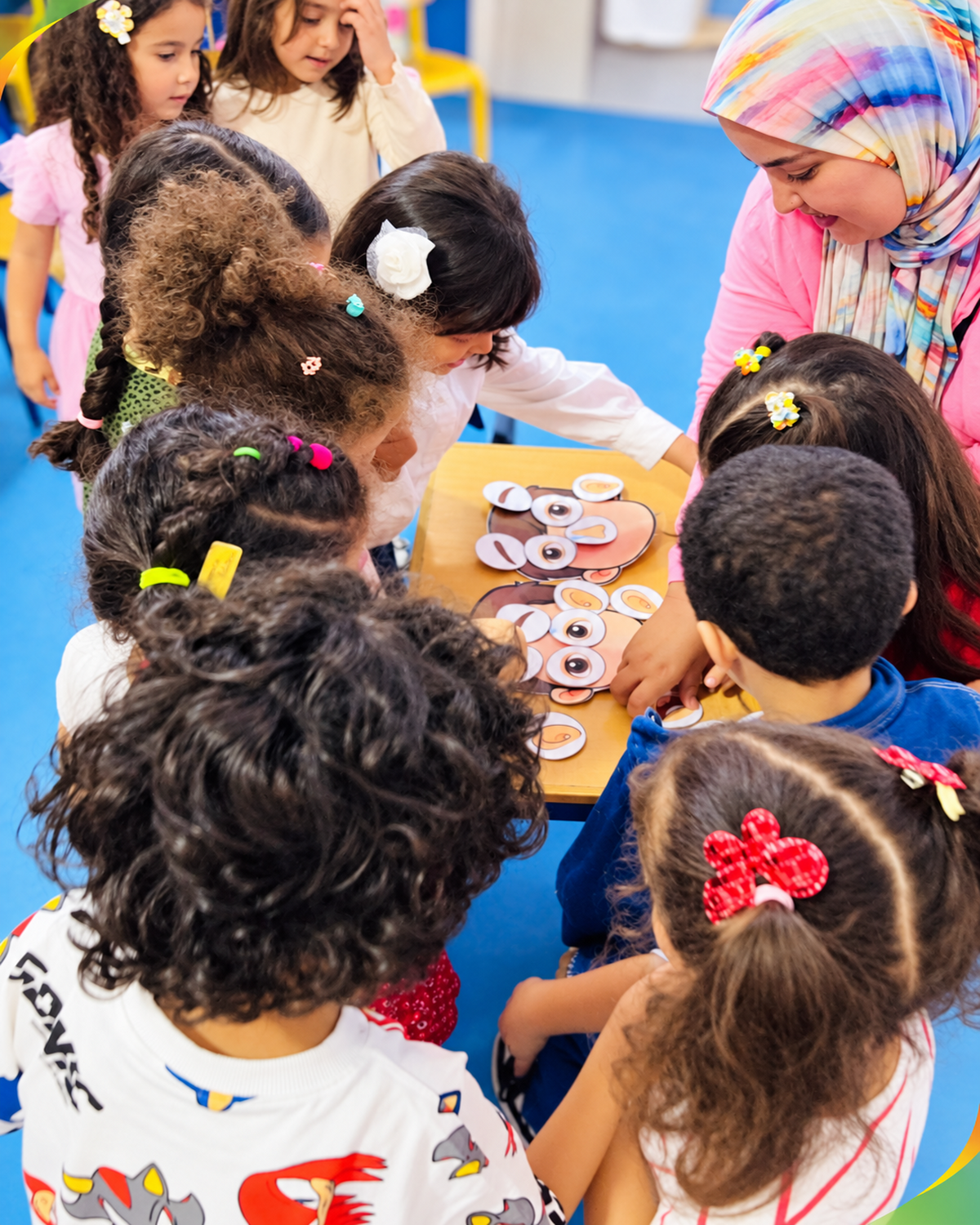 Enfants de la maternelle pendant une activité créative