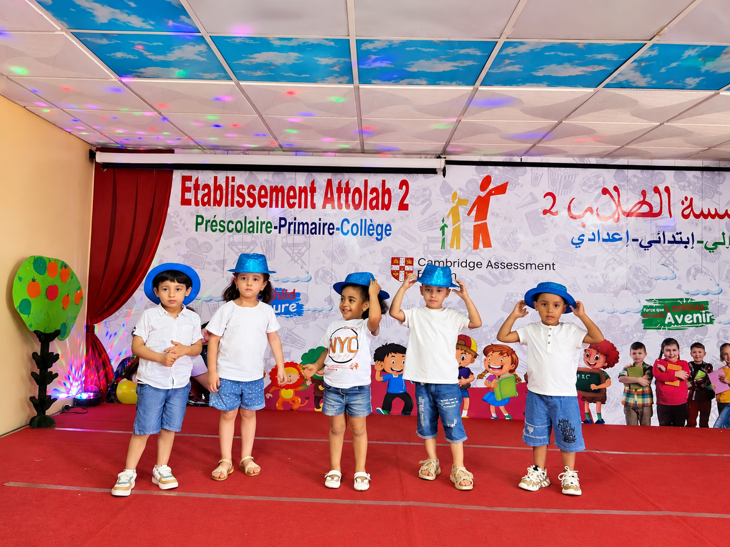 Spectacle des chapeaux bleus à la maternelle