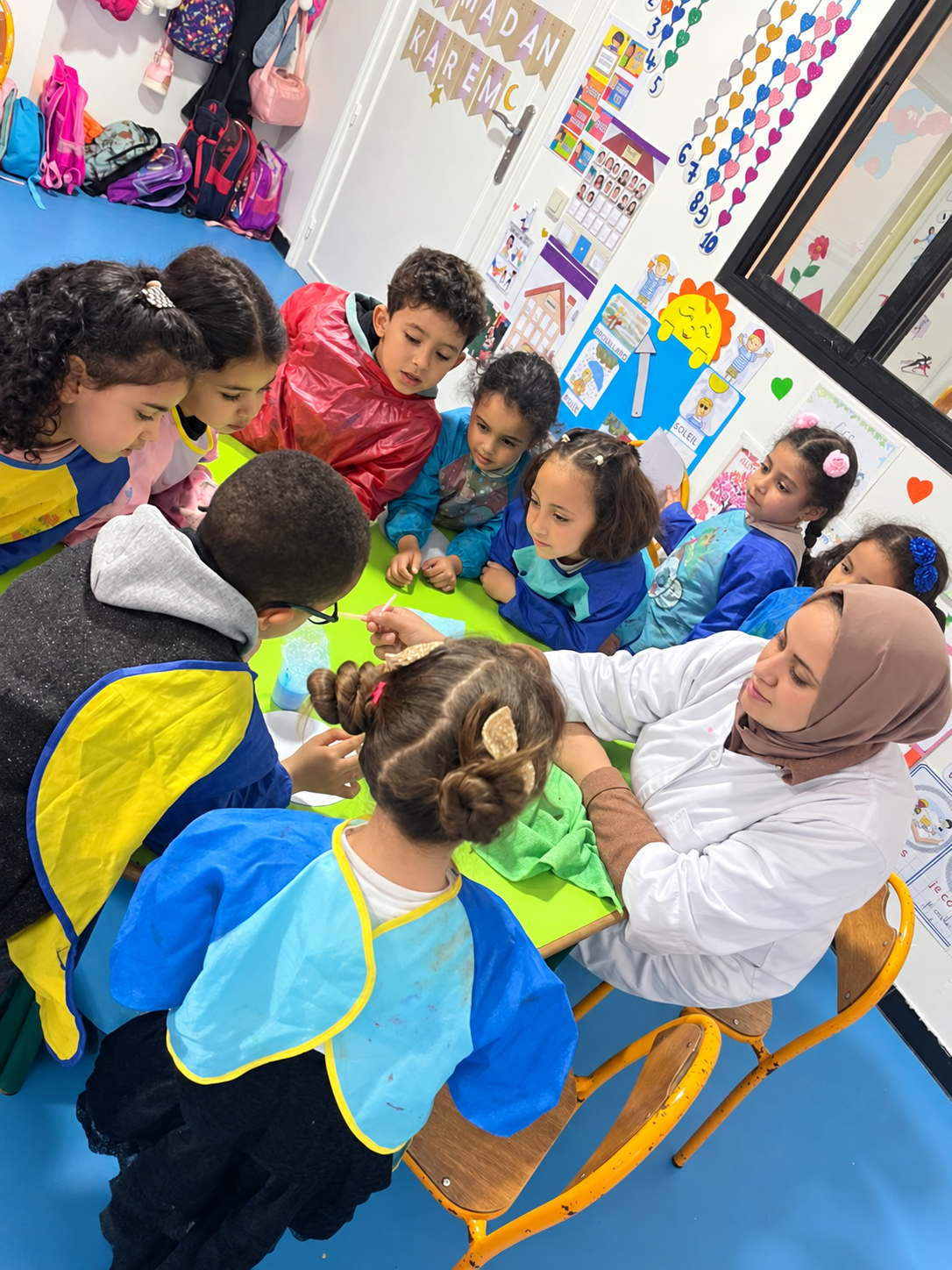 Atelier créatif en classe avec les enfants de la maternelle